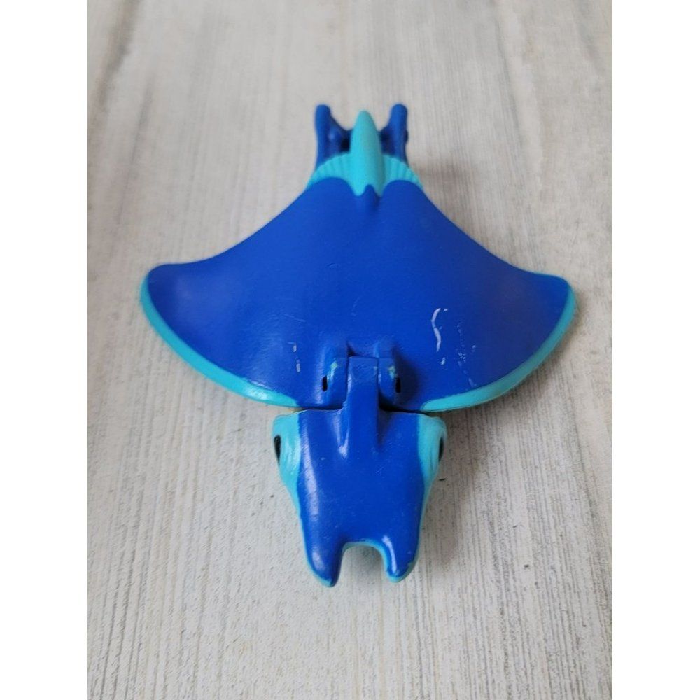 Hasbro 1996 beast wars blue stingray toy figure